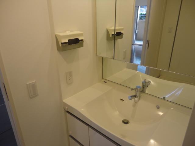 Wash basin, toilet. ◆ Stylish wide bowl + triple mirror