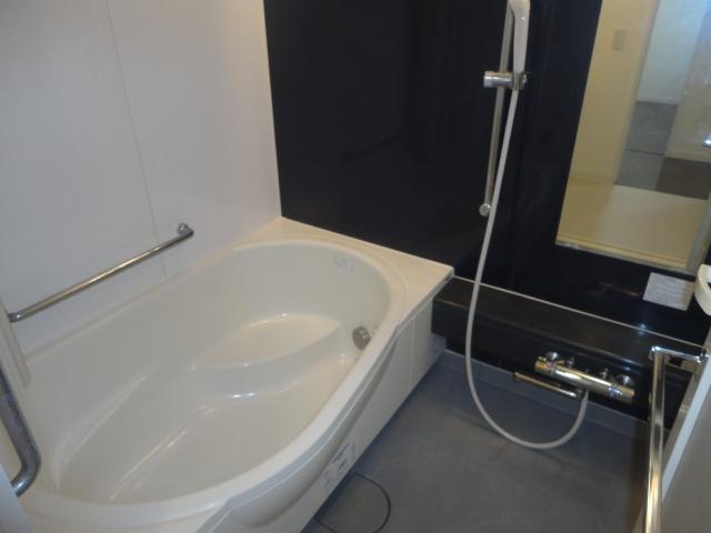 Bathroom. ◆ State-of-the-art unit bus