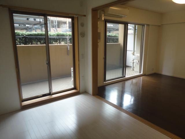Non-living room. ◆ It is open if you open the sliding door of the living room