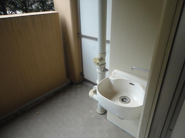 Other. ◆ Also equipped with slop sink of outside water for pets