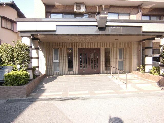 Entrance. Local (11 May 2013) Shooting