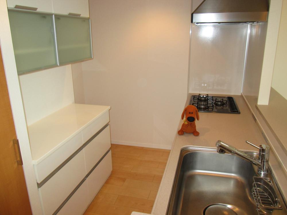 Kitchen. Consumer electronics & tableware stocker easy to use behind