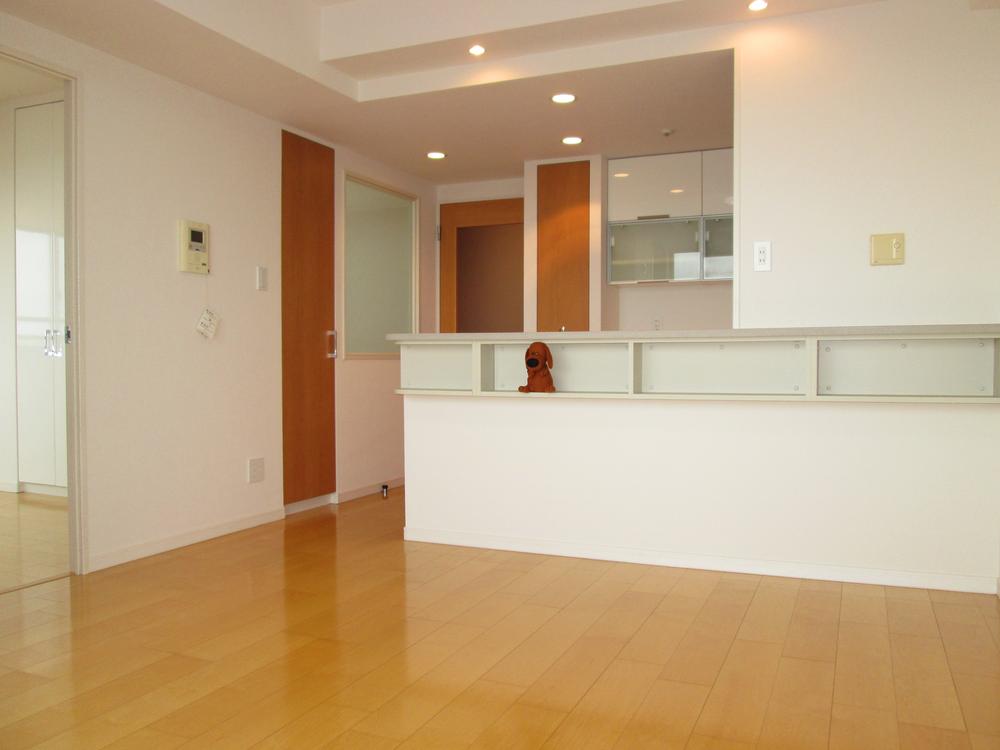Living. Lively conversations in the face-to-face counter kitchen