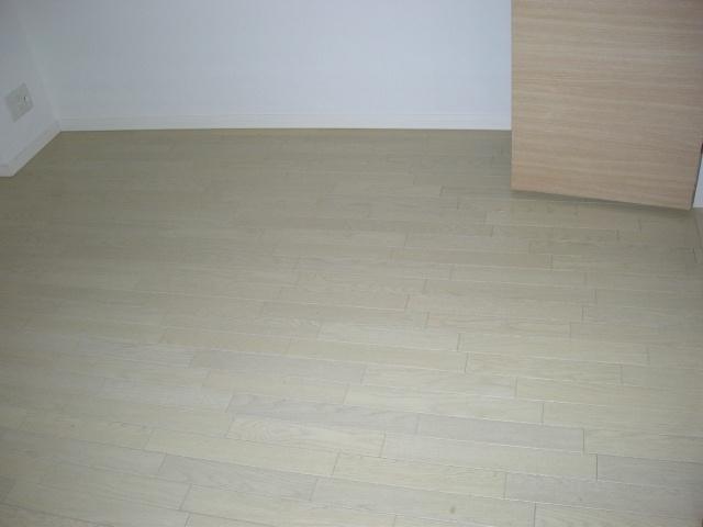 Non-living room. Please use your favorite room in your family.