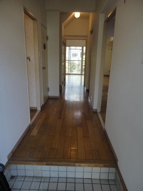 Entrance. ◆ Spacious entrance.