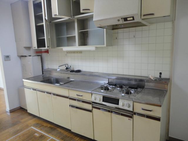 Kitchen. ◆ Bright kitchen.