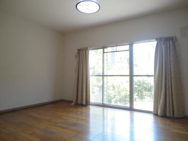Living. ◆ South-facing living room is large and is very bright.
