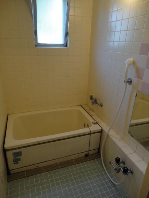Bathroom. ◆ Bright bathroom with a window.