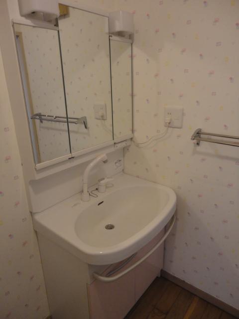 Wash basin, toilet. ◆ It is vanity triple mirror.