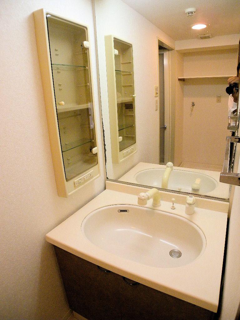 Wash basin, toilet. Wash basin (June 2013) Shooting