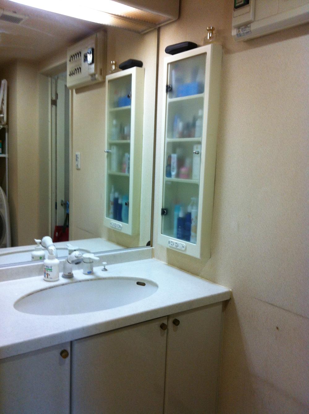 Wash basin, toilet. Room (August 2013) Shooting