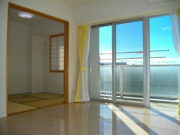 Living. Japanese-style of living and Tsuzukiai