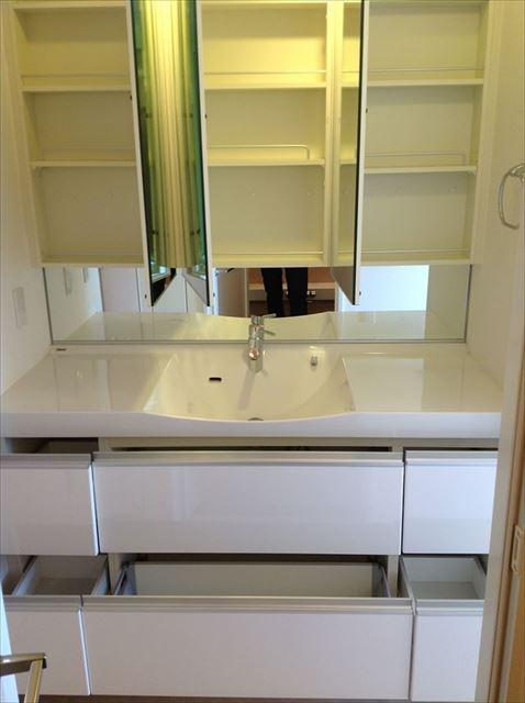 Wash basin, toilet