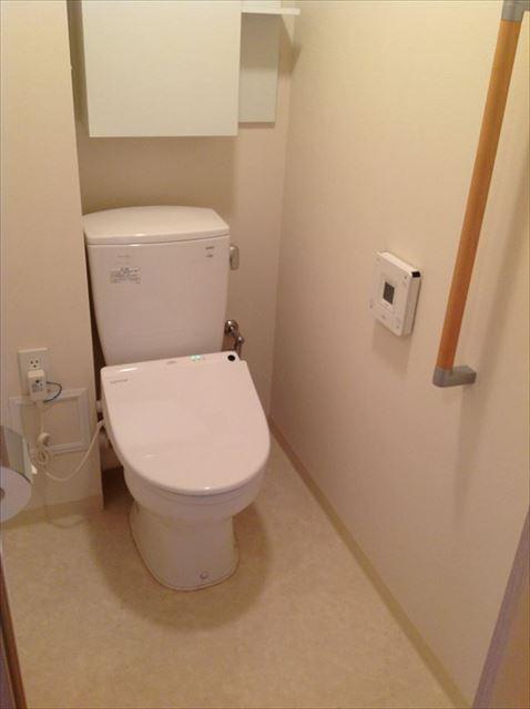 Toilet. There is a small hand-washing facilities cute even in the toilet! ! Washlet TOTO models is the "apricot".