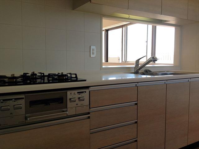 Kitchen. Happily cooking in the face-to-face kitchen with a view of the outside is large possess a vista of! There is also a back door to be out on the roof balcony from the kitchen.