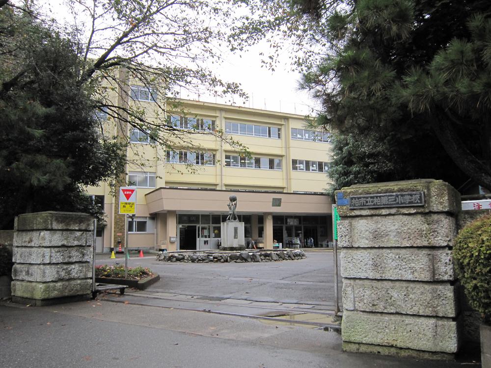 Primary school. 1170m to Kashiwa third elementary school