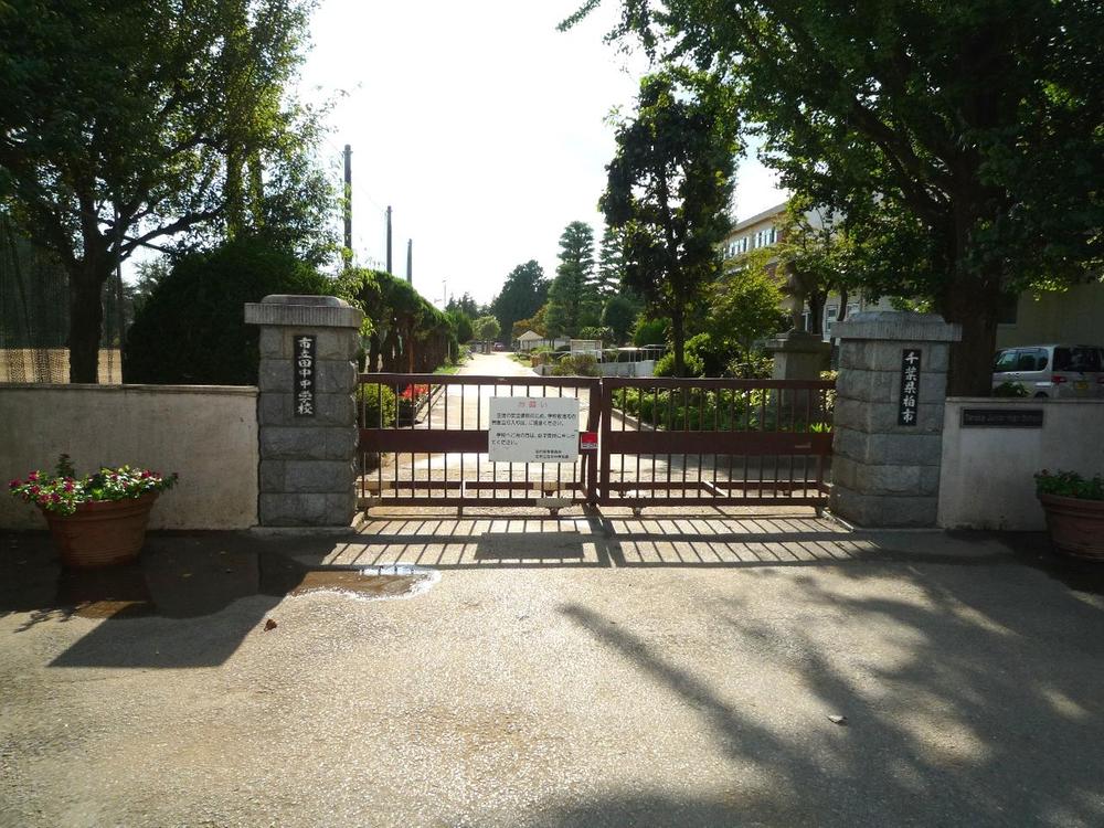 Junior high school. 1630m to Kashiwa City Tanaka Junior High School