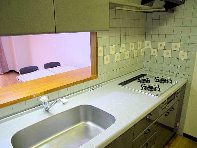 Kitchen. Kitchen overlooking the living room (November 2013) Shooting