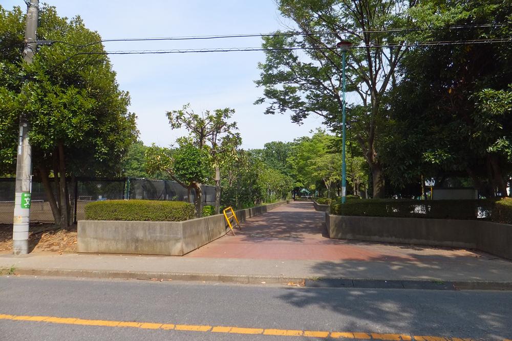 park. 368m until the pine needles second neighborhood park