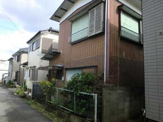 Local land photo. Building appearance