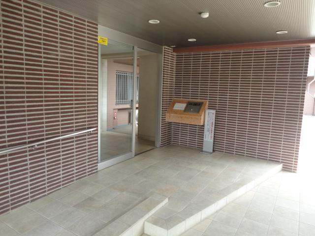 Entrance. ◆ Auto is with a lock.