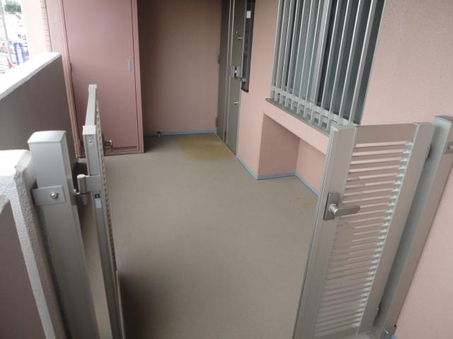 Entrance. ◆ Spacious entrance porch.