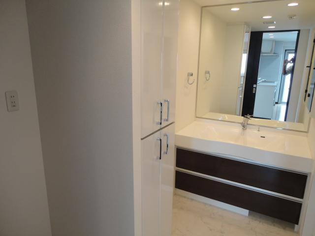 Wash basin, toilet. ◆ Washroom with a bright big mirror. Plenty of storage!