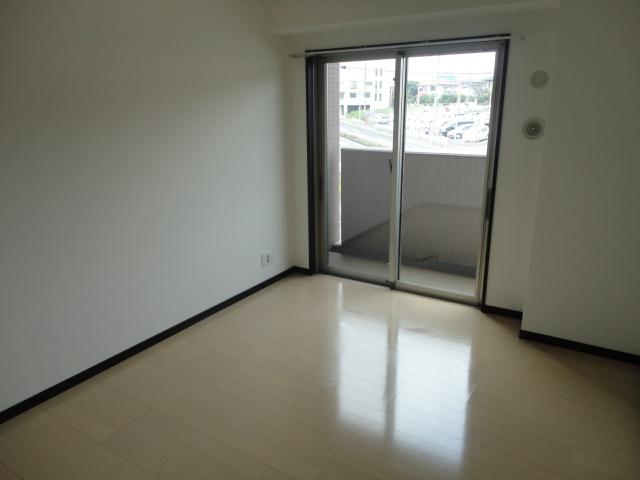 Non-living room. ◆ Sunny bright Western-style.