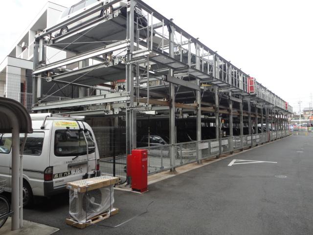 Parking lot. ◆ It is a multi-storey car park.