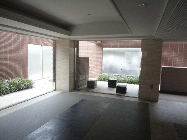 lobby. ◆ Spacious lobby