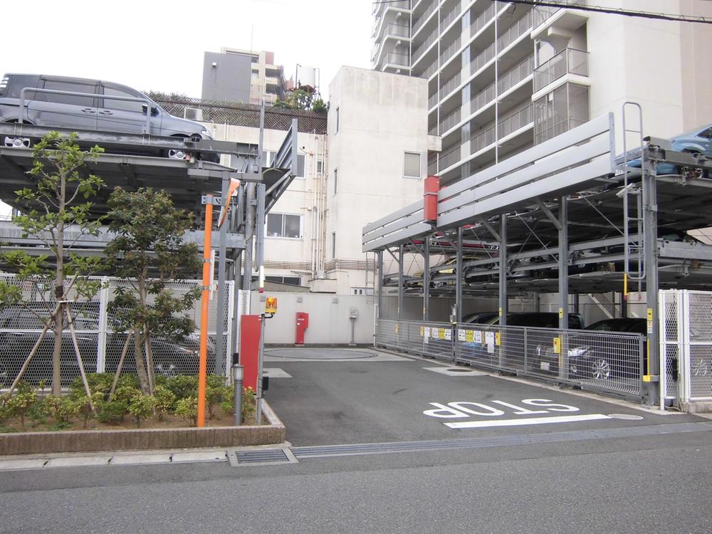 Parking lot. 1BOX car also enter parking