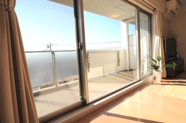 View photos from the dwelling unit. Windows that spread to the southwest face full Exhilarating living !! Sunny !! Multi-layer glass !! boasts a high thermal insulation properties