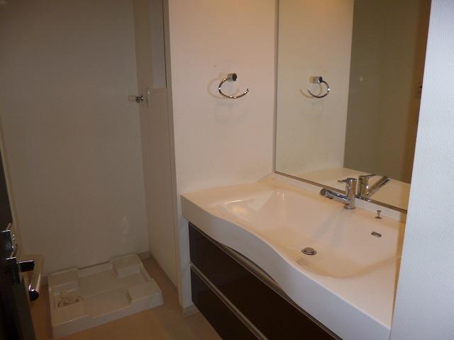 Wash basin, toilet