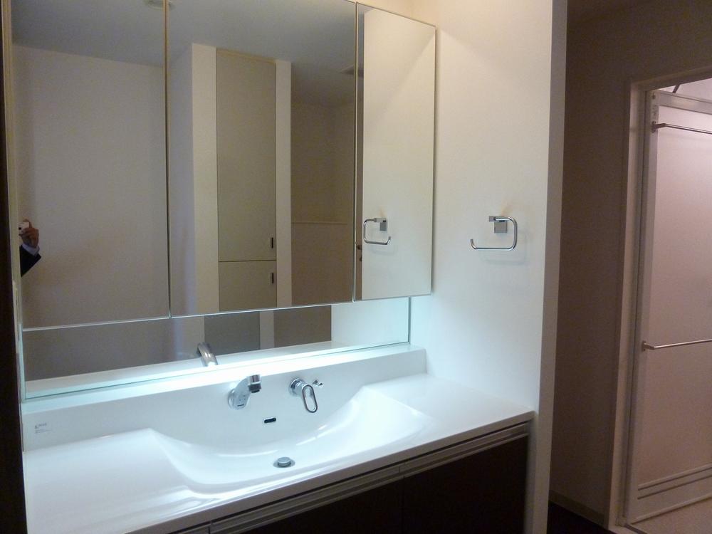 Wash basin, toilet. Indoor (November 14, 2013) Shooting