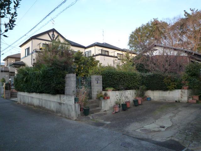 Local photos, including front road. Local (12 May 2013) Shooting