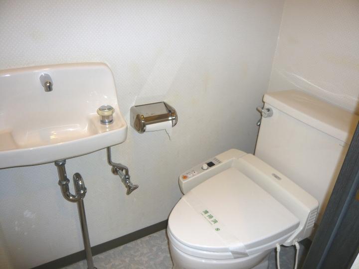 Toilet. Indoor (12 May 2013) Shooting