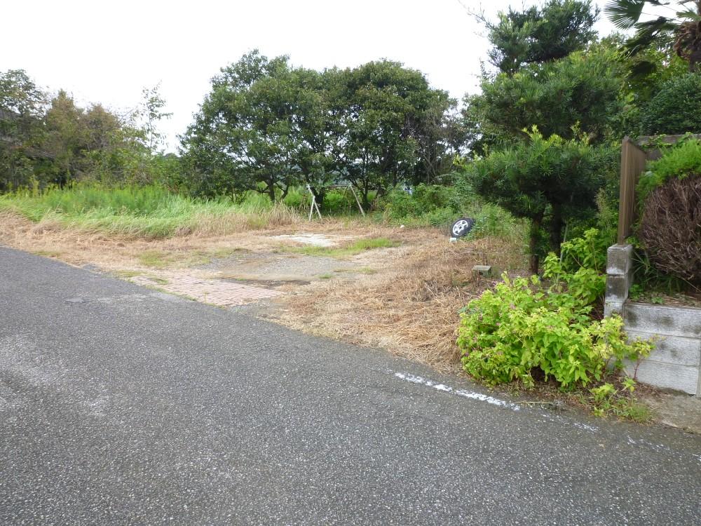 Local photos, including front road. Local photo 3