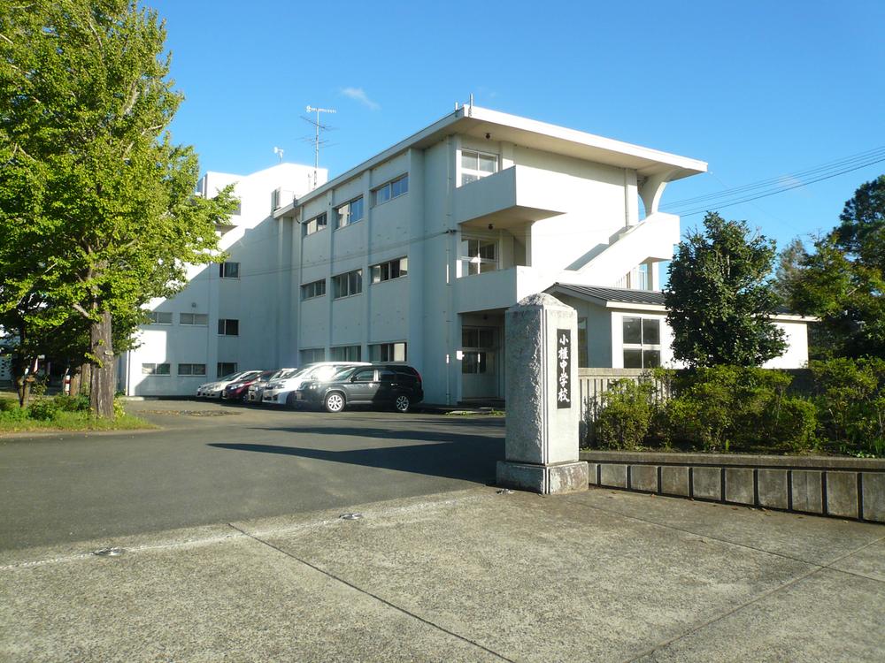 Junior high school. 2700m to a small chest junior high school