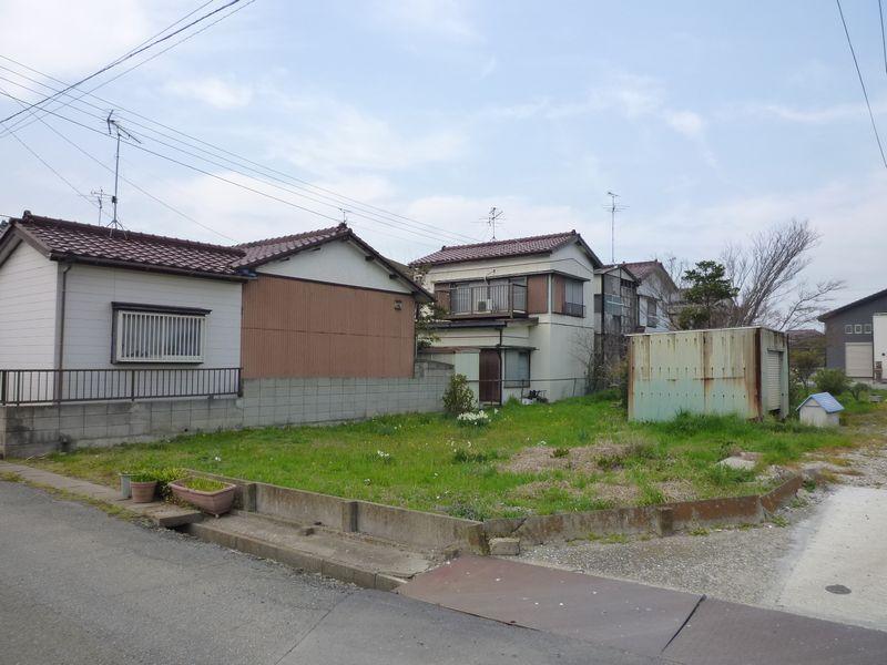 Local photos, including front road. Local Photo 1