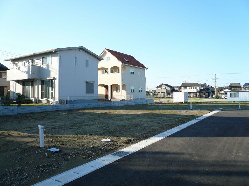 Local photos, including front road. Local photo 11