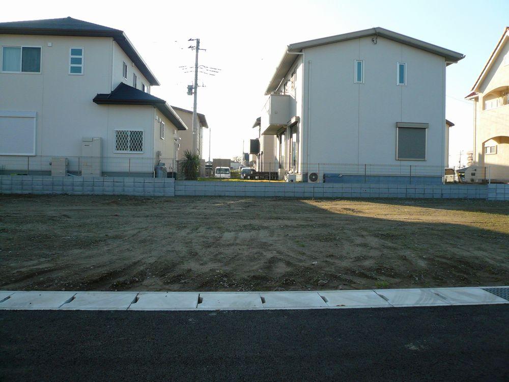 Local photos, including front road. Local photo 10