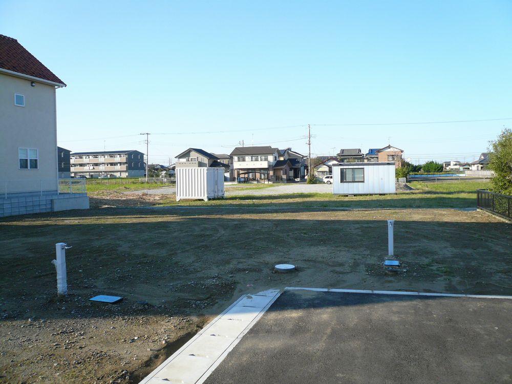 Local photos, including front road. Local Photo 9