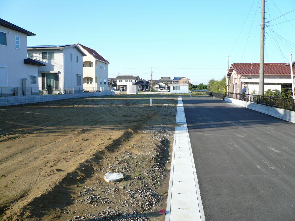 Local photos, including front road. Local Photo 2