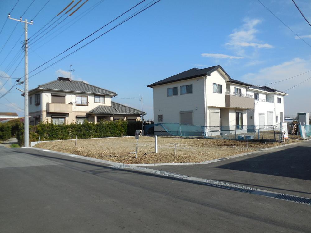 Local photos, including front road. Local (12 May 2013) Shooting