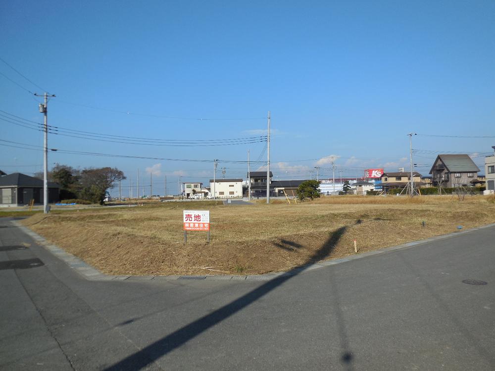 Local photos, including front road. Local (12 May 2013) Shooting