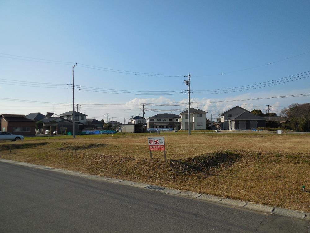 Local photos, including front road. Local (12 May 2013) Shooting