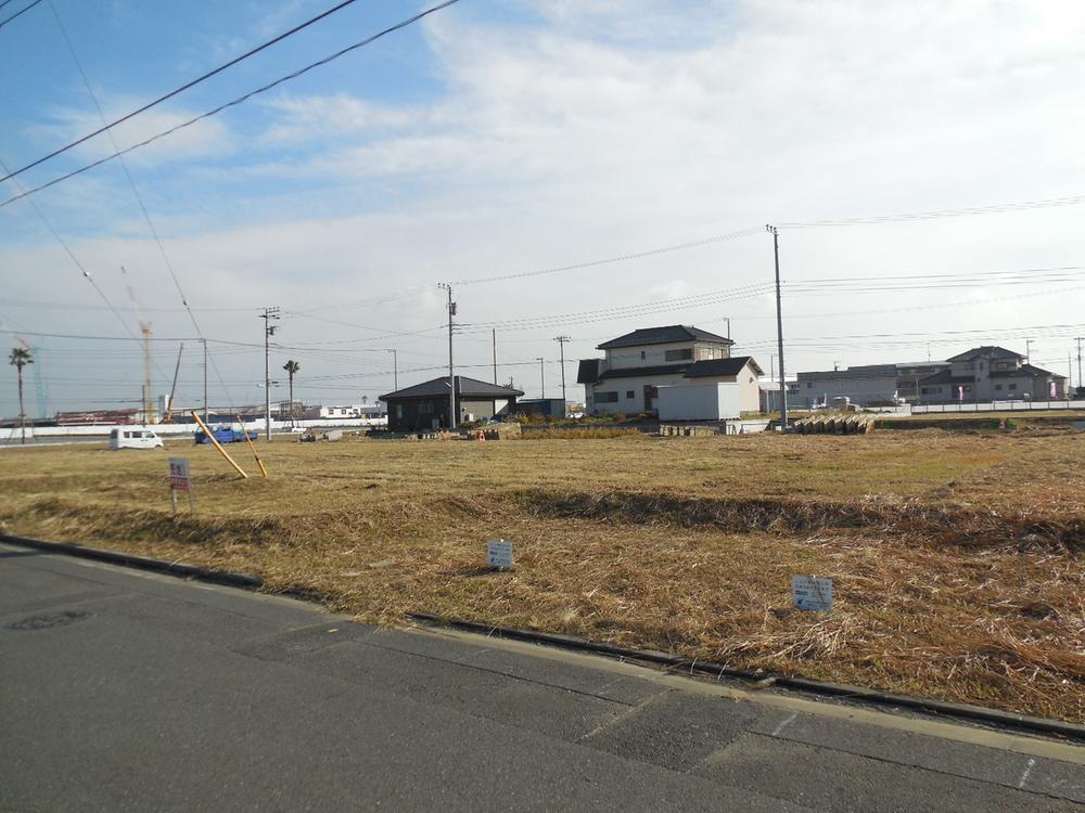 Local photos, including front road. Local (12 May 2013) Shooting