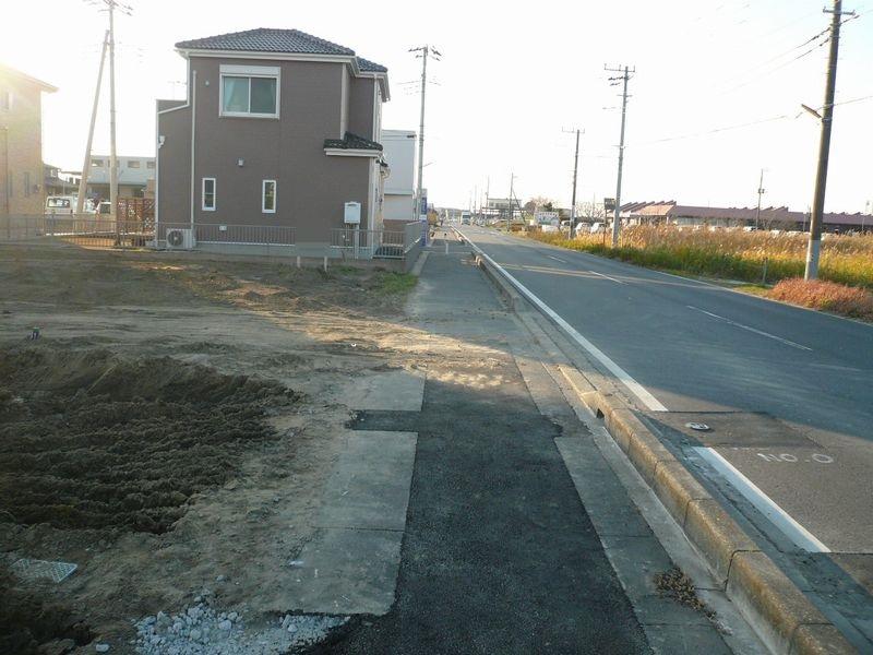 Local photos, including front road. Local Photos