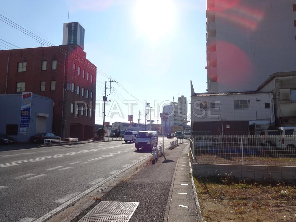 Local photos, including front road. Front about 23m public road