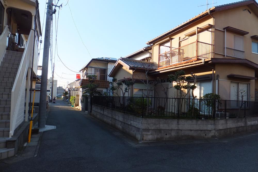 Local photos, including front road. Local (12 May 2013) Shooting